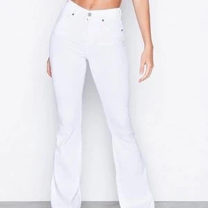 Populära bootcut jeans  - Dom vanliga vita bootcut jeansen från dr.denim som är använda en gång