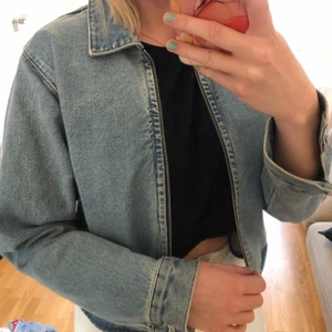 Jeansjacka - En blå jeansjacka i en lite kortare modell. Köpte jackan från JC för 599kr. Säljer nu för 200kr. Den är i mycket gott skick! Storlek M. Kan mötas upp i Stockholm eller frakta mot porto!💫🌙