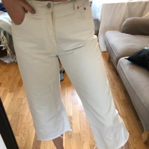 Cheap Monday jeans - Cheap Monday jeans i kortare modell. Jeansen är i väldigt gott skick då jag knappt använt dom. De är nästan inte alls seethrouh, vilket är skitskönt! Jag är 180 och de är till mitten av mina smalben. Storlek 28-29. Köptes för 499kr säljs nu för 150kr. Kan