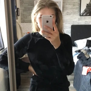 blus  - Så fin blus med volanger ner längs armarna🖤