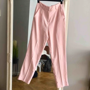  - Ljusrosa kostymbyxor! Sjukt snygga, men är något för stora för mig. Helt oanvänd och prislapp sitter kvar. 
