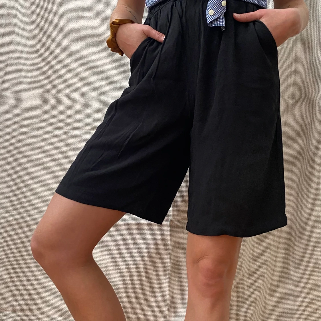Höga svarta shorts, fladdrigt tyg