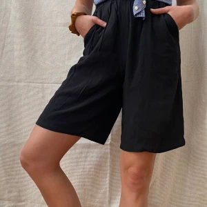 Höga svarta shorts, fladdrigt tyg - Väldigt sköna svarta shorts i tunt tyg med resårband i midjan. Inte så genomskinliga trots sitt tunna material. Långa i benen och har en ficka på vardera sida. Frakt ingår <3