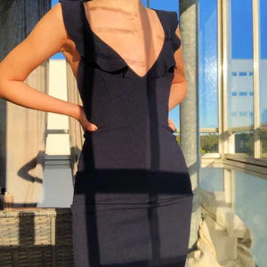 Balklänning - Balklänning i mörk blå, framstår som svart i mörkare belysning. Inköpt för 700kr på missguided och använd en gång. Frakt tillkommer och priset går att diskutera.