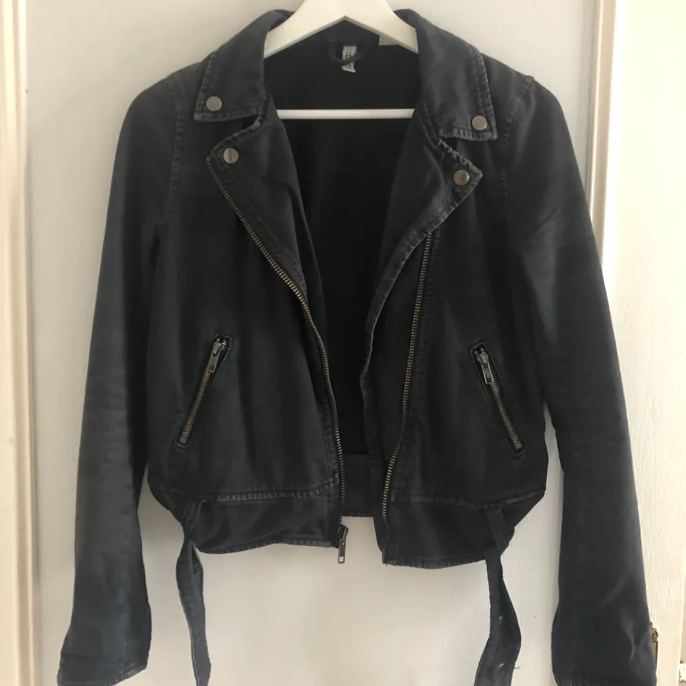 Grå/Svart jeansjacka från H&M i bikermodell. Säljer då jag redan har en liknande. Storlek 34. Frakt tillkommer.. Jackor.