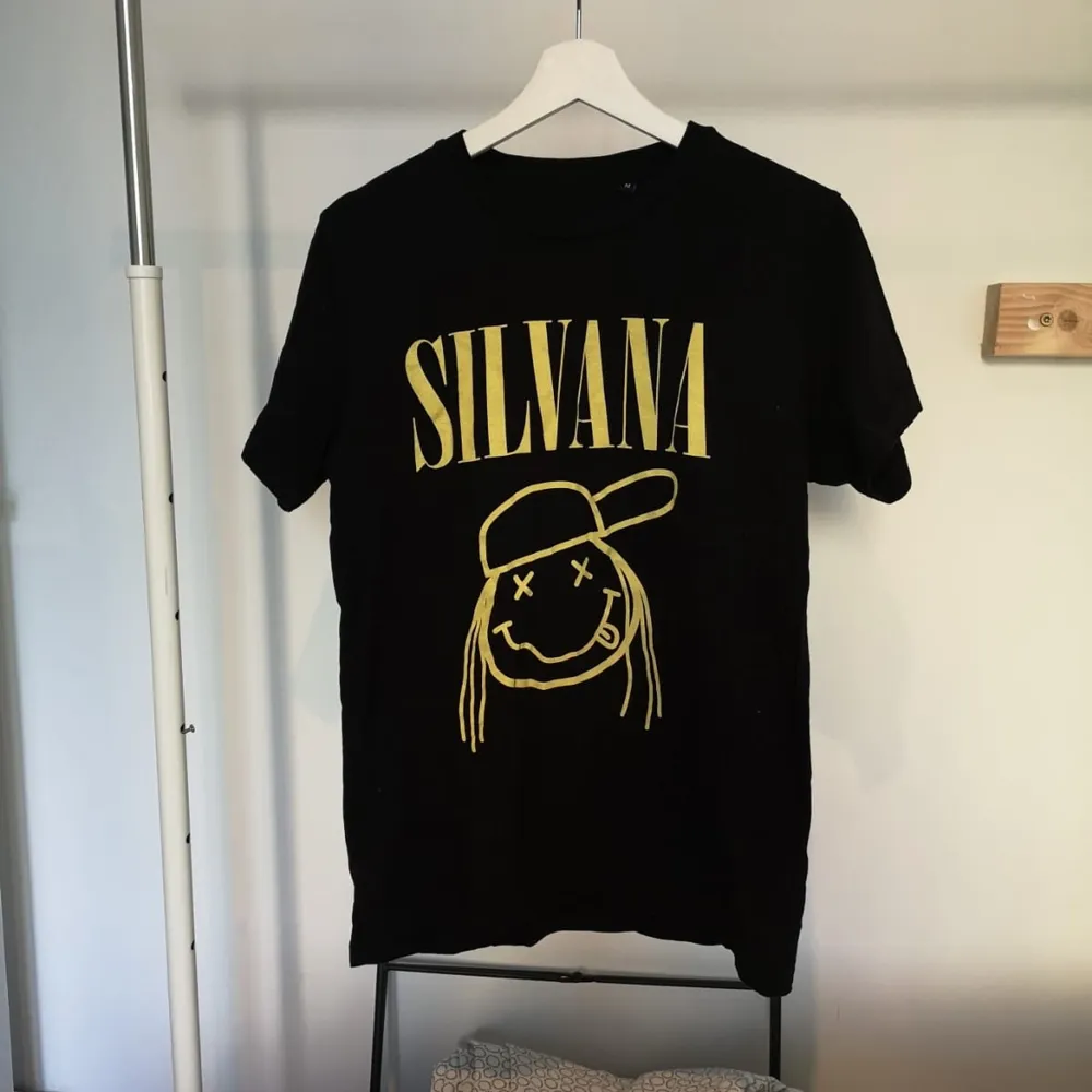 Nirvana inspirerad Silvana Imam band t shirt köpt på hennes konsert på grönan för flera år sedan. Bra skick. Frakt tillkommer. . T-shirts.