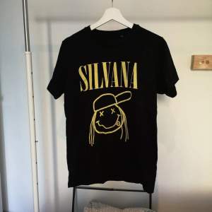 Nirvana inspirerad Silvana Imam band t shirt köpt på hennes konsert på grönan för flera år sedan. Bra skick. Frakt tillkommer. 