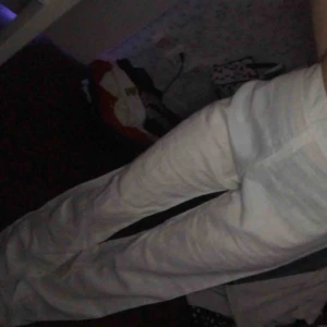  - Svala somriga byxor i blus-material, passar stl s/xs men lite stora i midjan för mig vilket e varför kag håller handen bakom ryggen på bilderna!