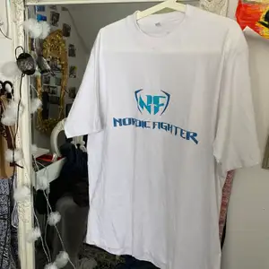 Säljer denna vita T-shirt med tryck! Frakt ligger på 49kr hör av dig om du är intresserad 💓💓