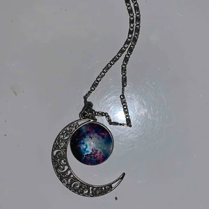  - Halsband + en extra berlock om man vill byta!! 