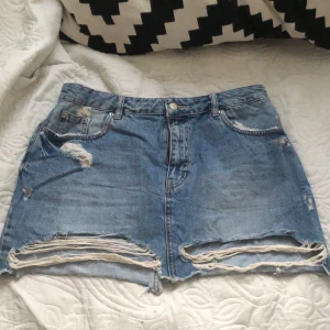 Sliten jeanskjol - Denna fina jeanskjol är från Pull and Bear och kom med slitningarna! Lite kortare än ”vanliga” jenaskjolar. Gratis frakt!!💕