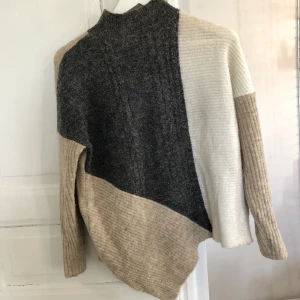 Stickad tröja  - En stickad tröja i olika färger från Vero Moda. Använd väldigt lite. Köparen står för frakten 💕 