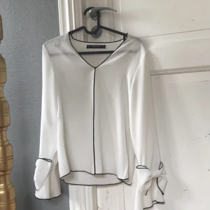 Blus - Söt vit blus med svarta detaljer från Zara i storlek XS