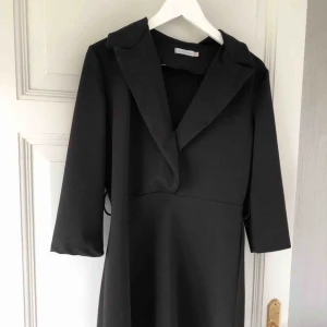  - Trendig blazerklänning med hakar för midjeskärp! Använd endast 2 ggr!🤍🤍 köparen står för frakt!