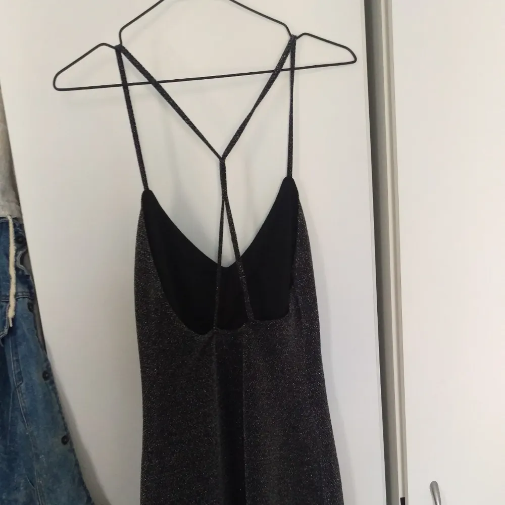 Kort klänning från Zara, endast använd en gång. Frakt 40:-. Klänningar.