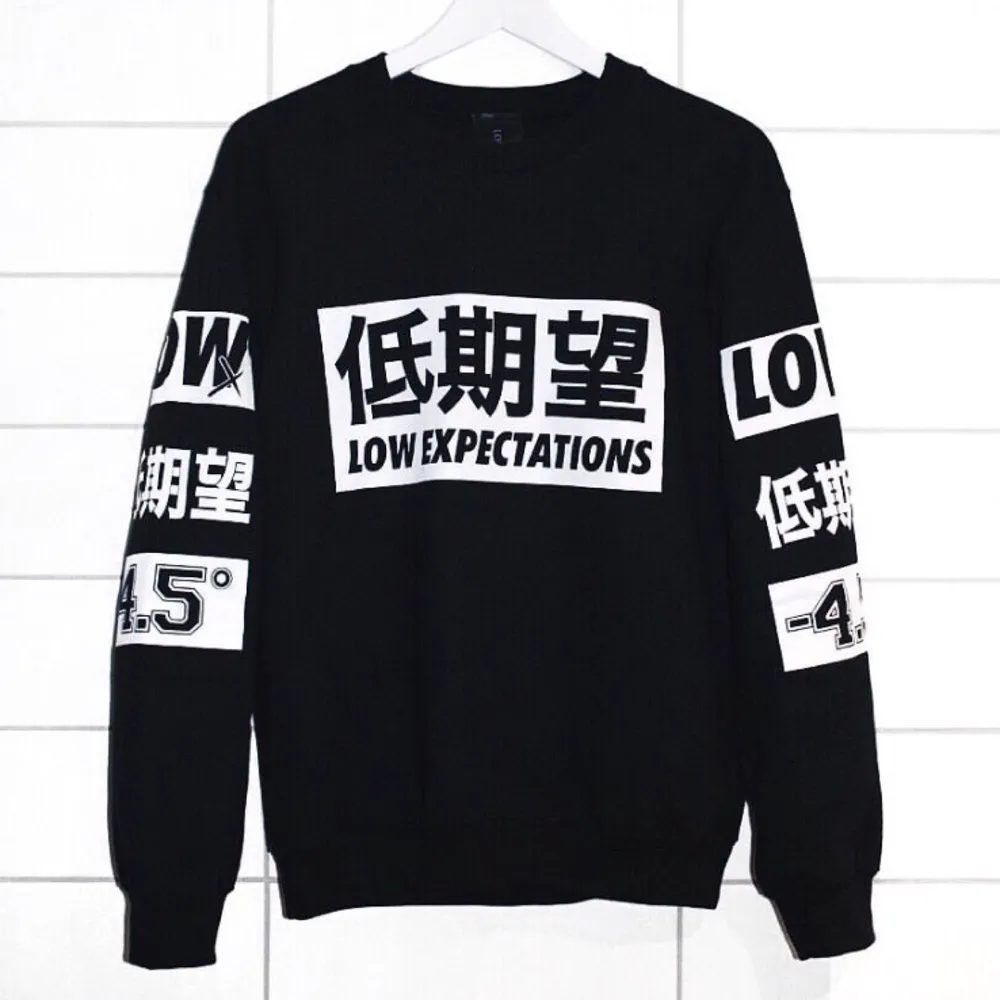 Sweatshirt från Low Expectations, använd en gång. Jag står för frakten🌟. Hoodies.