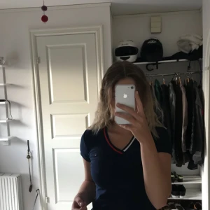  - Säljer nu en supersnygg Tommy Hilfiger t-shirt pågrund av att den inte kommer till användning.