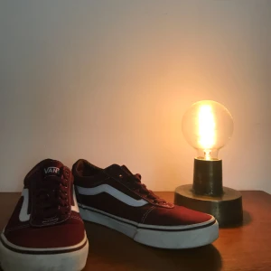  - Använda 1 gång, riktiga Vans. Köpta i New York. Färg: vinröda