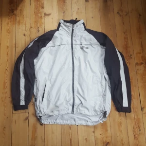  - Assnygg Umbro jacka som har små fläcker och några stygn lösa. Betalning sker endast via swish och köparen står för frakten :)