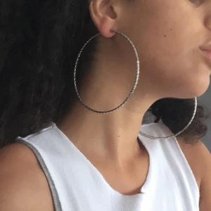  - Stora silvriga hoops med ”textur”. Nyskick. Tvättar alla mina smycken med bakteriedödande innan jag packar dem. 