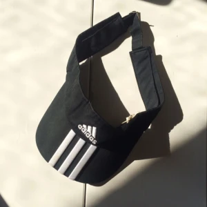 - ➗➗➗ Svart keps från Adidas i reglerbar storlek. Skick som ny!! Kan mötas upp i Stockholm eller skickas mot frakt! ➖➖➖