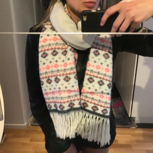  - Fin sjal som passar för vintern, värmer verkligen i kylan, köpt för 249 kr.