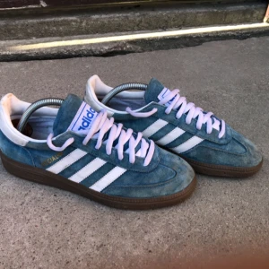  - Adidas Handball Spezial i mocka. Trevligt använt skick. Hämtas i Uppsala eller skickas mot fraktkostnad spårbart för 58 sek