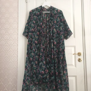  - Blommig grön & rosa kimono/tunika 
