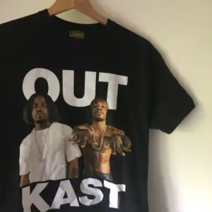 Nästan helt oanvänd OutKast tisha från Urban Outfitters. Passar en XS-M. Möts upp i Sthlm. Priset kan sänkas vid snabbaffär