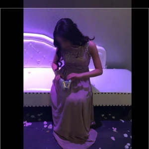  - Inlägg om klänningen finns längre ner bland de saker som säljs, bl.a info om storlek, pris, skick mm