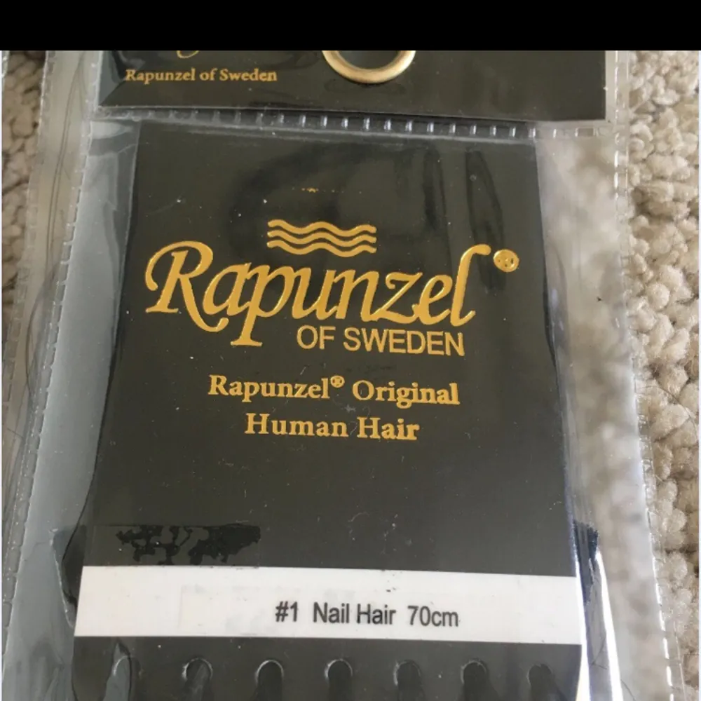 Rapunzel of sweden, 1 paket innehåller : 20 gram hår fördelat på 20 slingor. Varje slinga väger 1 gram. Nypris 449kr/st  Mitt pris för båda är 500kr  Dvs. 2 paket Rapunzel nail hair #1 svart 70 cm oöppnad!!. Accessoarer.