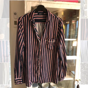  - Pyjamasblus från Gina tricot. Behöver strykas. Passar en medium med. Fraktar mot kostnad, har katt.