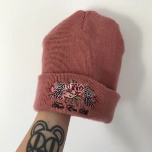  - Den är i begagnat skick, se sista bilden. Från Supreme SS17.