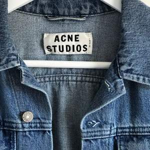 Acne studios jeansjacka i storlek 34. Aldrig använd. 