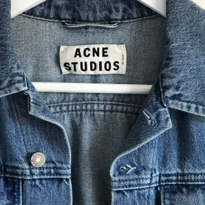  - Acne studios jeansjacka i storlek 34. Aldrig använd. 