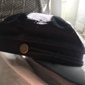  - Jättecharmig seglarmössa från monki! Använd 1-3 gånger då den råkar va lite för liten för mig! Annars väldigt bra skick.