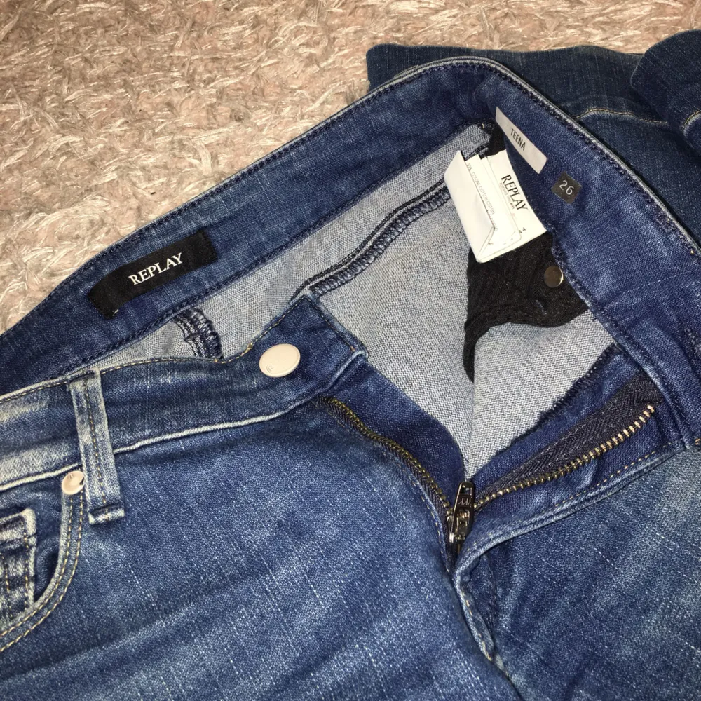 Replay jeans storlek 26, små i storleken. Använda ca 3 gånger, säljer pågrund av att dom är förkorta.. Jeans & Byxor.
