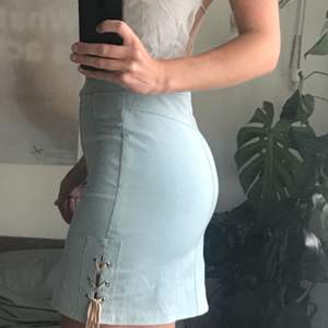 kjol i stretch jeans med lädersnören på sidorna