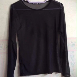  - Mesh topp i stl 38 men drar mer åt stl 40.   Köpare betalar frakt!