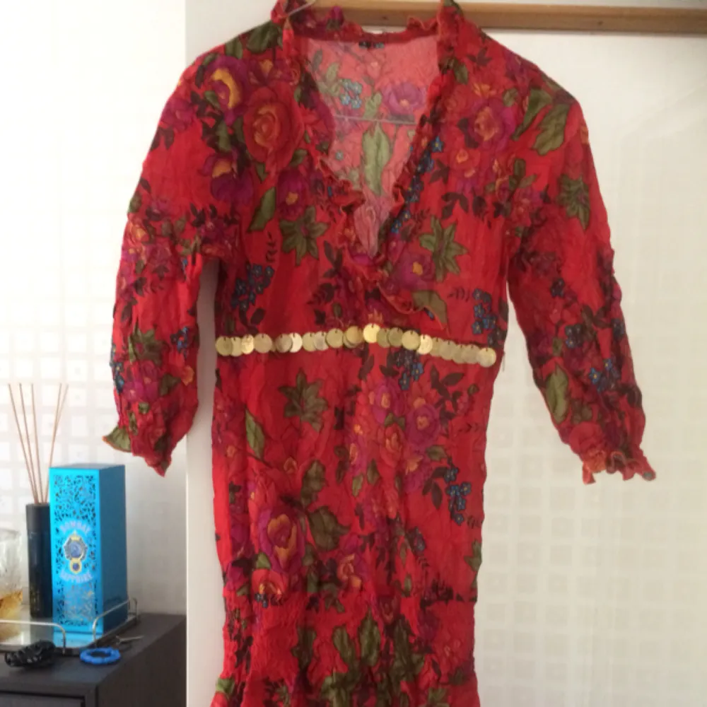 Vintage blommig kort klänning! Använd en gång 🌺. Klänningar.