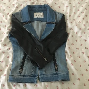  - Jeans jacka med kedja detalj på armarna . 