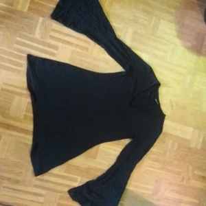  - Stretchig tunika med häxärmar. Aldrig använd.