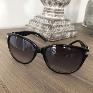  - Säljer dessa solglasögon i svart färg.