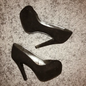  - Höga, svarta sammets pumps från ti amo, scorett. 15 cm klackhöjd med 5 cm platå. Lite dammiga på bilden, men annars i väldigt fint skick! Köparen står för frakt på 58kr och betalning sker via swish eller kontoöverföring :)