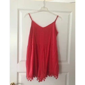  - Fin röd byxdress från Forever 21, sparsamt använd. Slapp i benen och fina spetsblommiga detaljer.