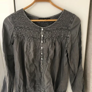  - Grå/khakigrön blus från ellos i storlek 38. Använd men i fint skick. Frakt tillkommer. 