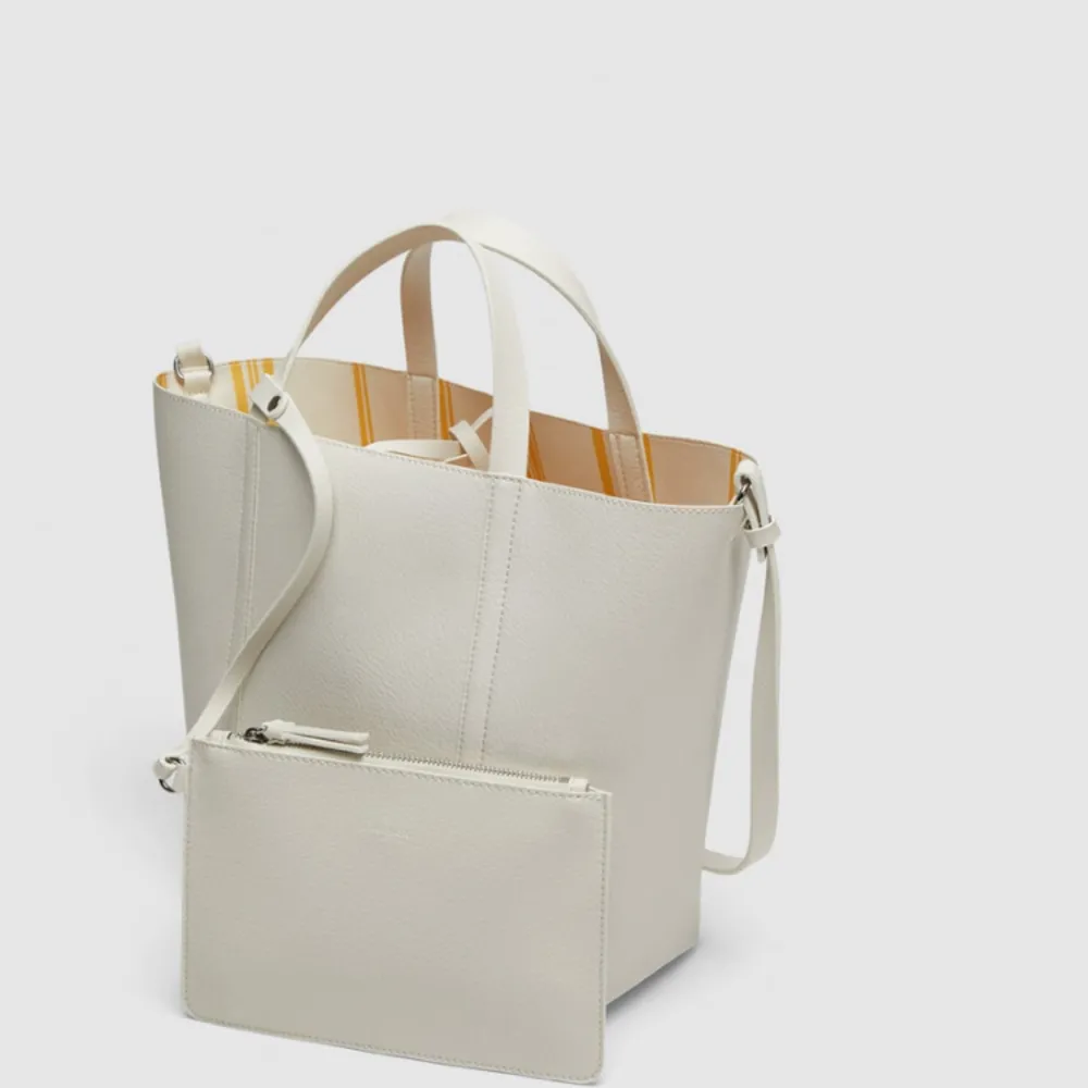 Super fin vit sommar väska från Zara! Aldrig använd & prislappen finns kvar! . Väskor.