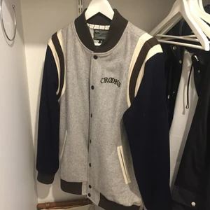  - En Crooks & Castles jacka, köpte den för en kille i min klass (Filip) hade en Crooks hoodie och jag ville också ha nåt därifrån.