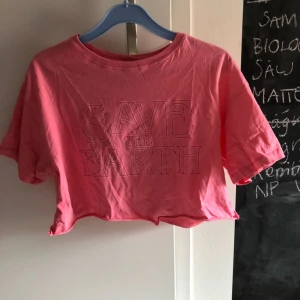  - Neon rosa croptop med tryck på, oanvänd! Köparen står för frakt🌸