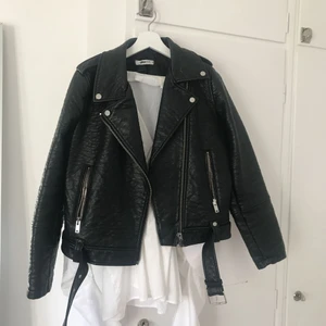  - Ubrukt skinnjakke fra Gina tricot. Strl 42 som tilsvarer en L,men liten i strl så passer også 38-42